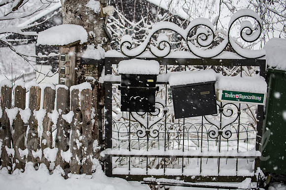 ©Howell_Kitzbuhel_village_fence_snow