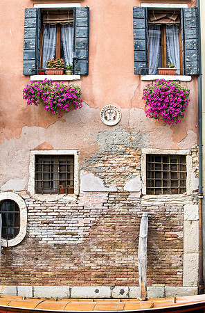 ©Howell_Italy_Venice_building_flowers